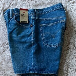 MWT Women's Levi's 501™ Mid-Thigh Frayed
Jean Shorts